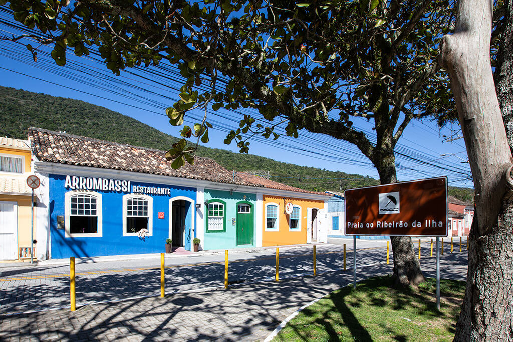 Avenida Ribeirão da Ilha com casas típicas açorianas