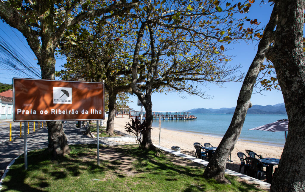 Prática de esportes aquaticos na praia de Ribeirão da Ilha
