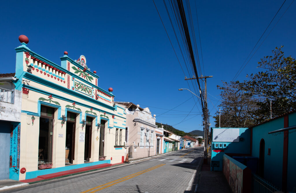 Ribeirão da Ilha com casas tipicas açorianas