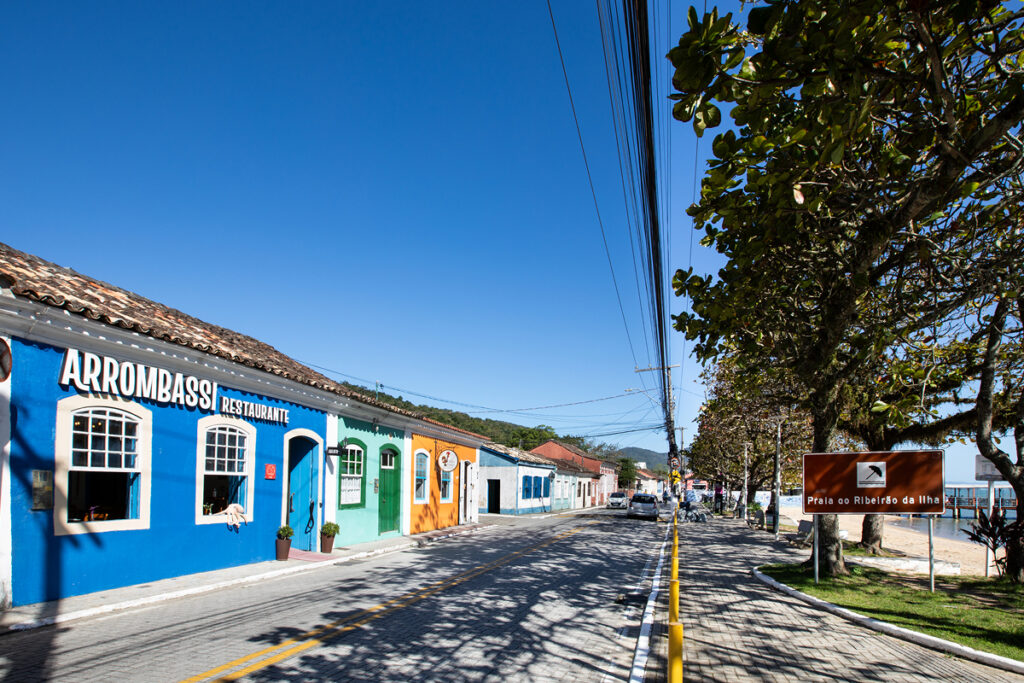 Rua do Ribeirão da Ilha com casas típicas açorianas, coloridas,